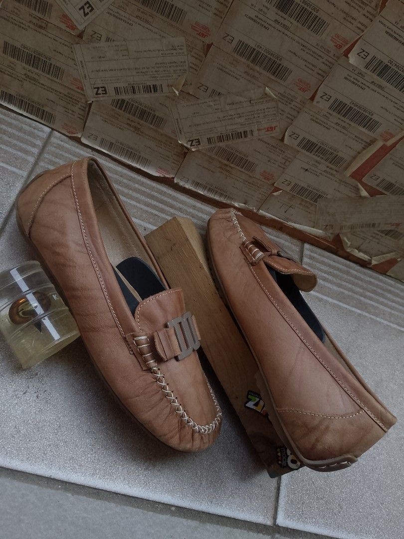 AUTHENTIC! " DAKS (loafers) UNISEX " (Category: Loafers) located in Danao, Cebu. Submitted by azaiahnere02 (Listing ID 1464985384, Image 2). Description: Size: 6/38 men 7.5/38 women Very Good Condition Color rate: 9.9/10 Issues: pm/dm.