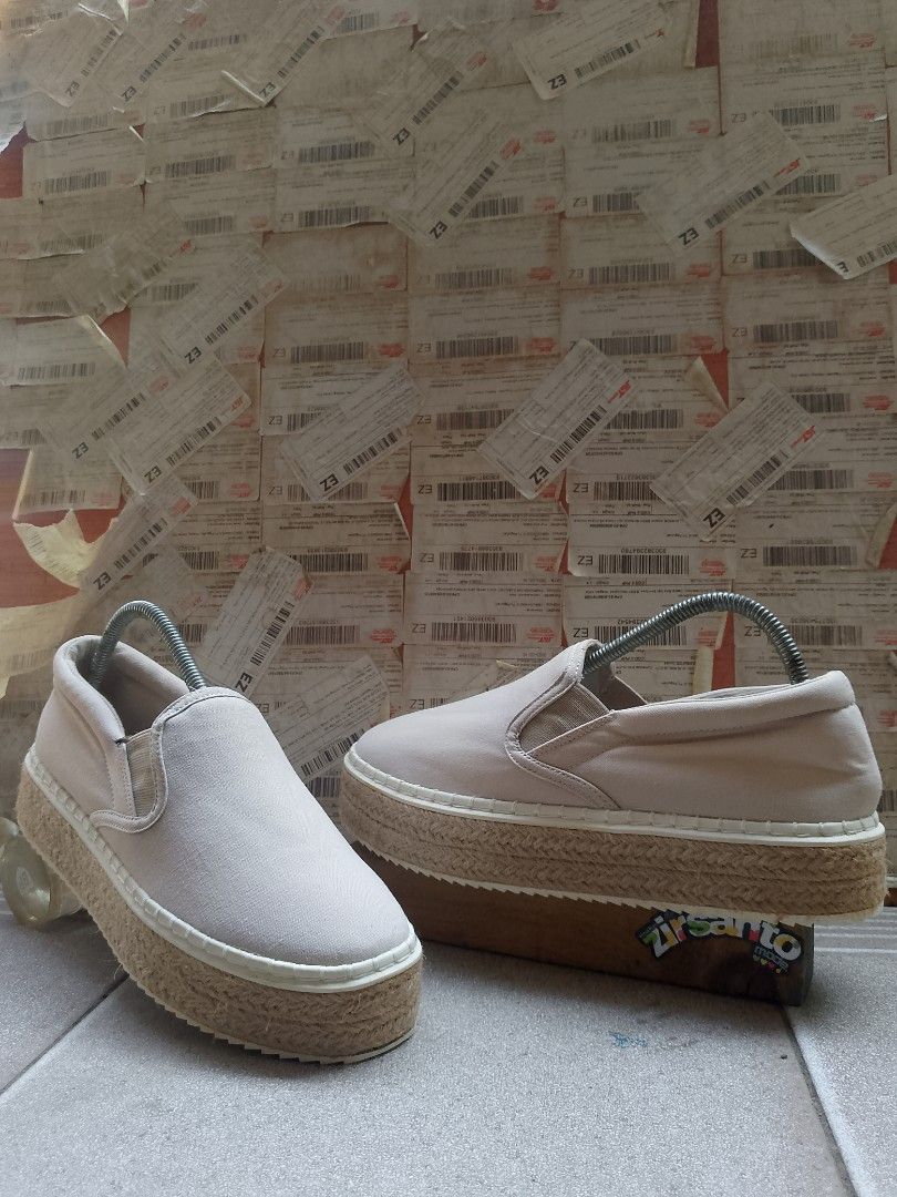 AUTHENTIC! " H&M (platform espadrille) WOMEN " (Category: Sneakers) located in Danao, Cebu. Submitted by azaiahnere02 (Listing ID 1464986283, Image 2). Description: Size: 8.5/40 Very Good Condition Color rate: 9.9/10 Issues: none.