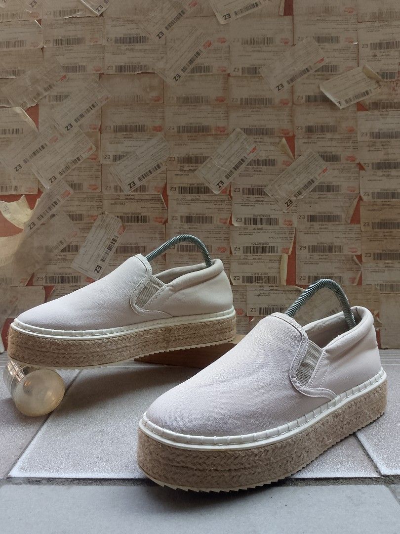 AUTHENTIC! " H&M (platform espadrille) WOMEN " (Category: Sneakers) located in Danao, Cebu. Submitted by azaiahnere02 (Listing ID 1464986283, Image 3). Description: Size: 8.5/40 Very Good Condition Color rate: 9.9/10 Issues: none.