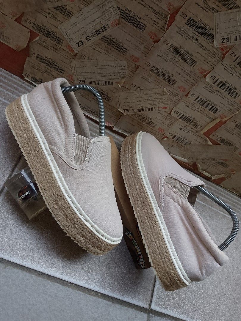 AUTHENTIC! " H&M (platform espadrille) WOMEN " (Category: Sneakers) located in Danao, Cebu. Submitted by azaiahnere02 (Listing ID 1464986283, Image 1). Description: Size: 8.5/40 Very Good Condition Color rate: 9.9/10 Issues: none.