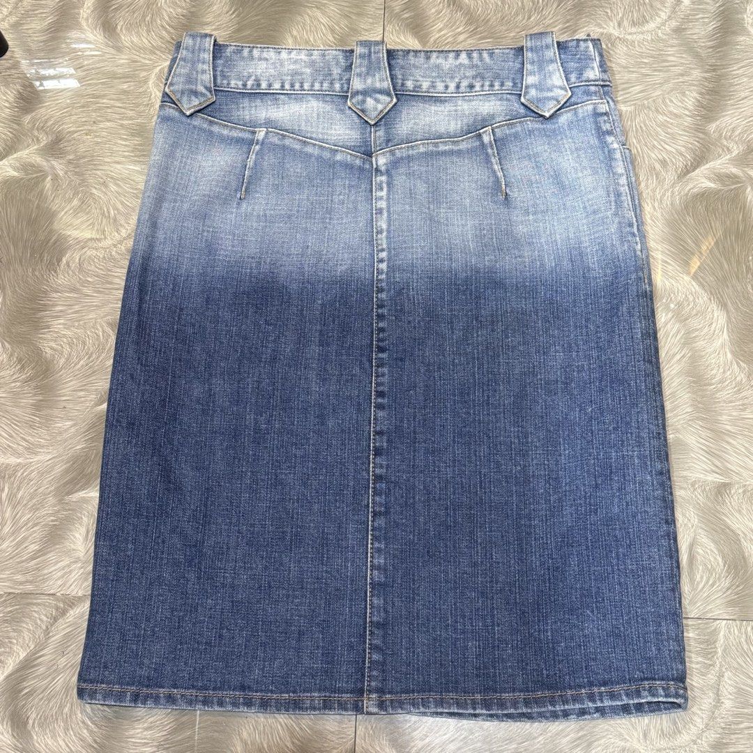 Authentic Burberry Blue Label Denim Buttoned Side Slit Tight Skirt (Category: Skirts) located in Baguio. Submitted by paatttyyyy (Listing ID 1465058687, Image 3). Description: Authentic Burberry Blue Label Denim Buttoned Side Slit Tight Skirt Size 38 .