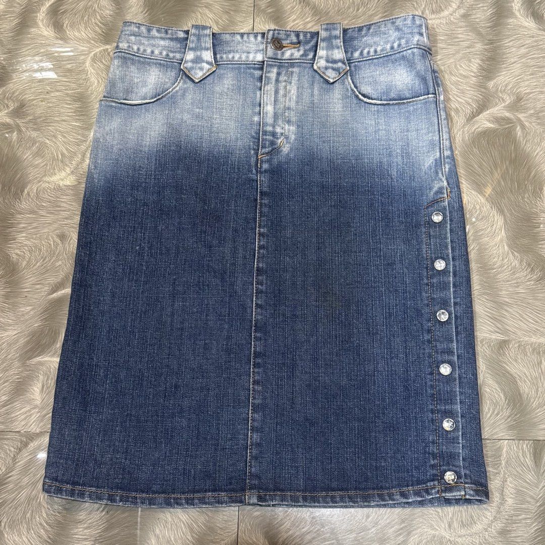 Authentic Burberry Blue Label Denim Buttoned Side Slit Tight Skirt (Category: Skirts) located in Baguio. Submitted by paatttyyyy (Listing ID 1465058687, Image 1). Description: Authentic Burberry Blue Label Denim Buttoned Side Slit Tight Skirt Size 38 .
