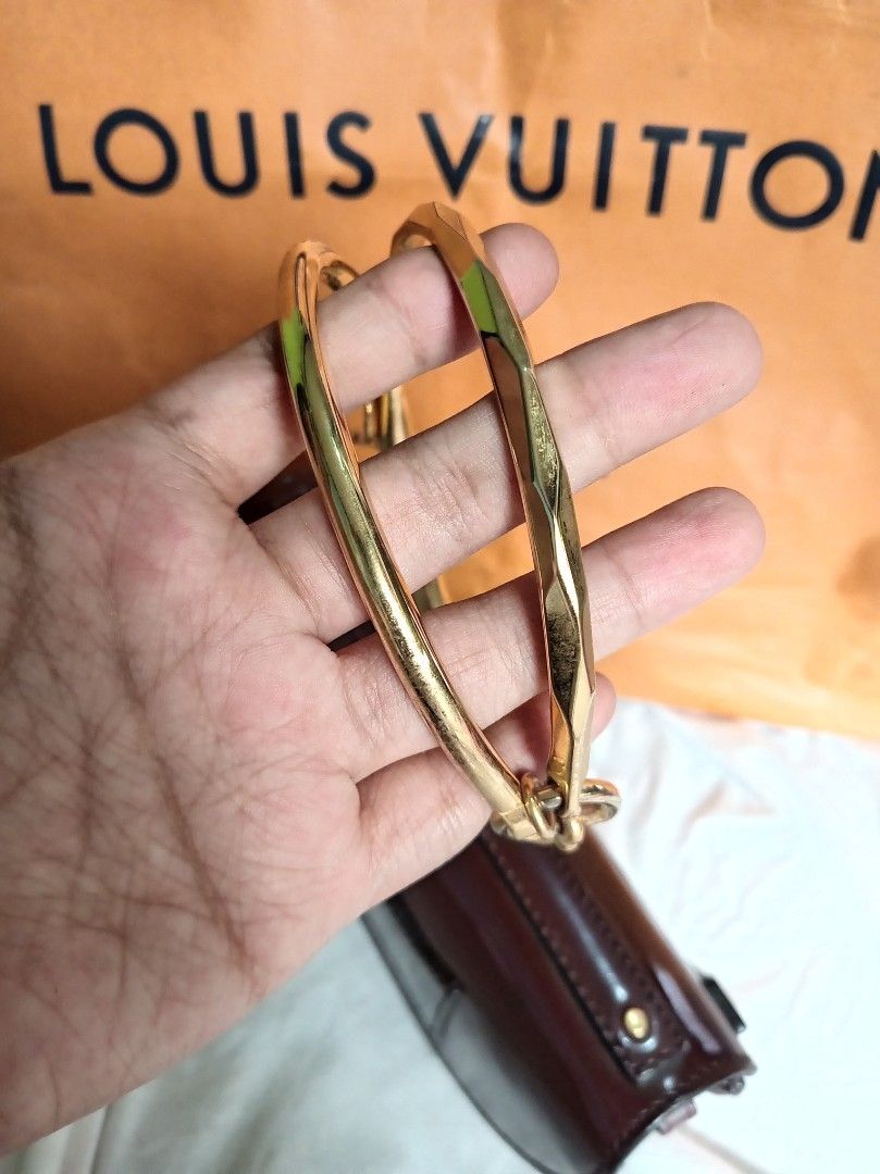 Authentic Chloe Nile Bracelet bag (Category: Clutches) located in Malolos. Submitted by shoptokyothrift (Listing ID 1465014526, Image 3). Description: Authentic Chloé Nile Bracelet Bag Money back if proven fake.