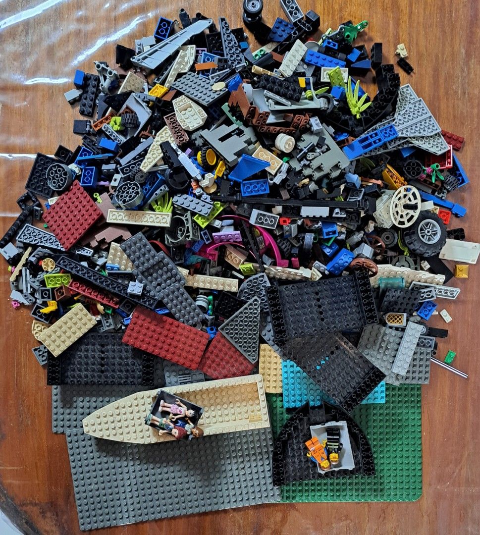 Authentic LEGO Bricks Bulk Lot with Minifigures and Plates (Category: Lego & Building Sets) located in Quezon City. Submitted by hersheejubilo (Listing ID 1465082097, Image 1). Description: AUTHENTIC LEGO LOT – APPROX. 4–5 KG + MINIFIGURES Selling a large lot of authentic LEGO bricks and pieces, approximately 4–5 kg, with LEGO minifigures included. ✨ Authentic LEGO 🧱 Approx. 4–5 kg assorted LEGO pieces 👤 Includes approximately 5 minifigures 💗 