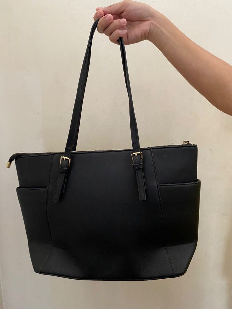 Authentic Michael Kors Charlotte Large Tote Bag (Black) (Category: Tote Bags) located in Quezon City. Submitted by mp_simplefinds (Listing ID 1464979434, Image 2). Description: Description: Pre-loved Authentic Michael Kors Charlotte Large Tote Bag in Black Saffiano Leather. Napakaganda, malaki, at napaka-eleganteng gamitin. Perfect na perfect pang-gala, pang-eskwela, o pang-opisina dahil kasya ang laptop at maraming gamit! Condition: Excellent Us
