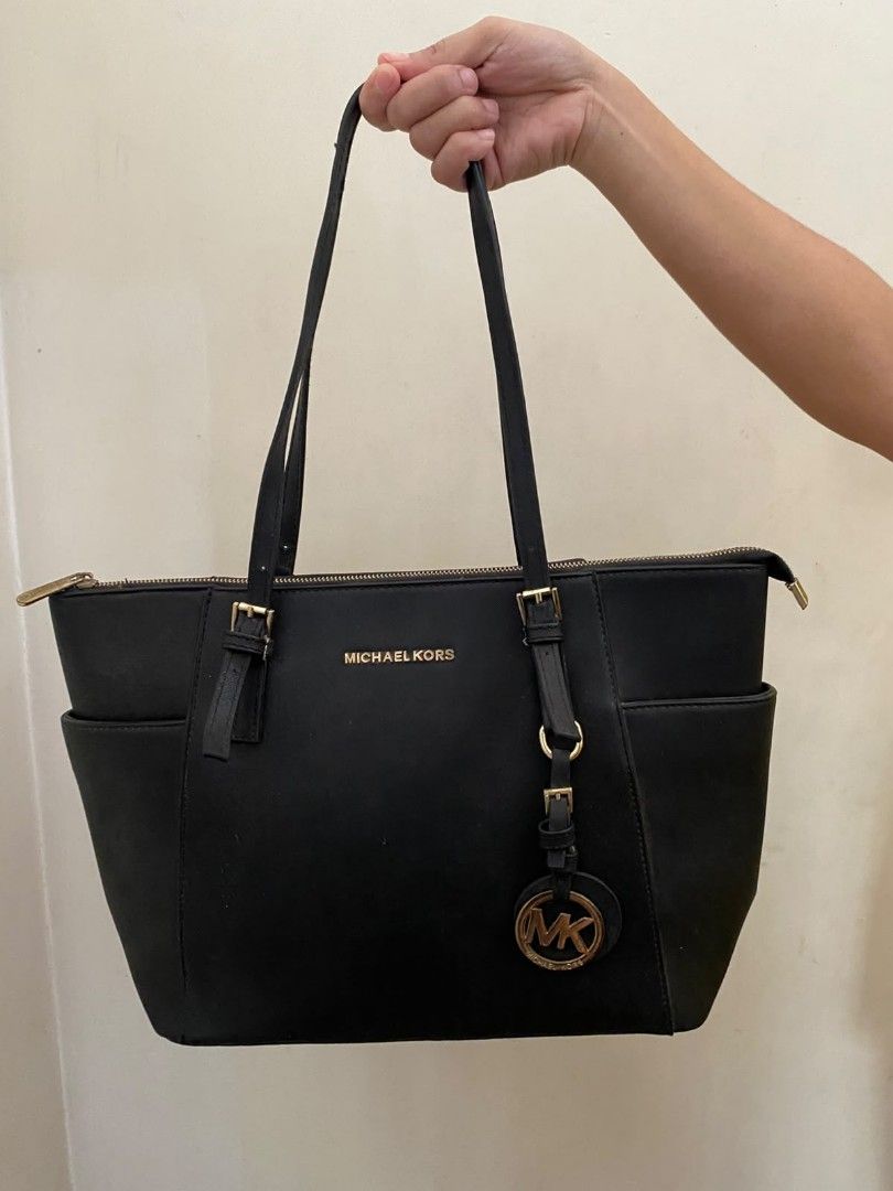 Authentic Michael Kors Charlotte Large Tote Bag (Black) (Category: Tote Bags) located in Quezon City. Submitted by mp_simplefinds (Listing ID 1464979434, Image 1). Description: Description: Pre-loved Authentic Michael Kors Charlotte Large Tote Bag in Black Saffiano Leather. Napakaganda, malaki, at napaka-eleganteng gamitin. Perfect na perfect pang-gala, pang-eskwela, o pang-opisina dahil kasya ang laptop at maraming gamit! Condition: Excellent Us