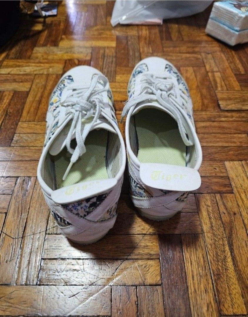 Authentic Onitsuka Tiger Mexico White Floral Sneakers (Category: Sneakers) located in Quezon City. Submitted by snowflakes.specials (Listing ID 1465120571, Image 3). Description: Size 24.5 US 7.5 Used a few times only RFS: Decluttering.