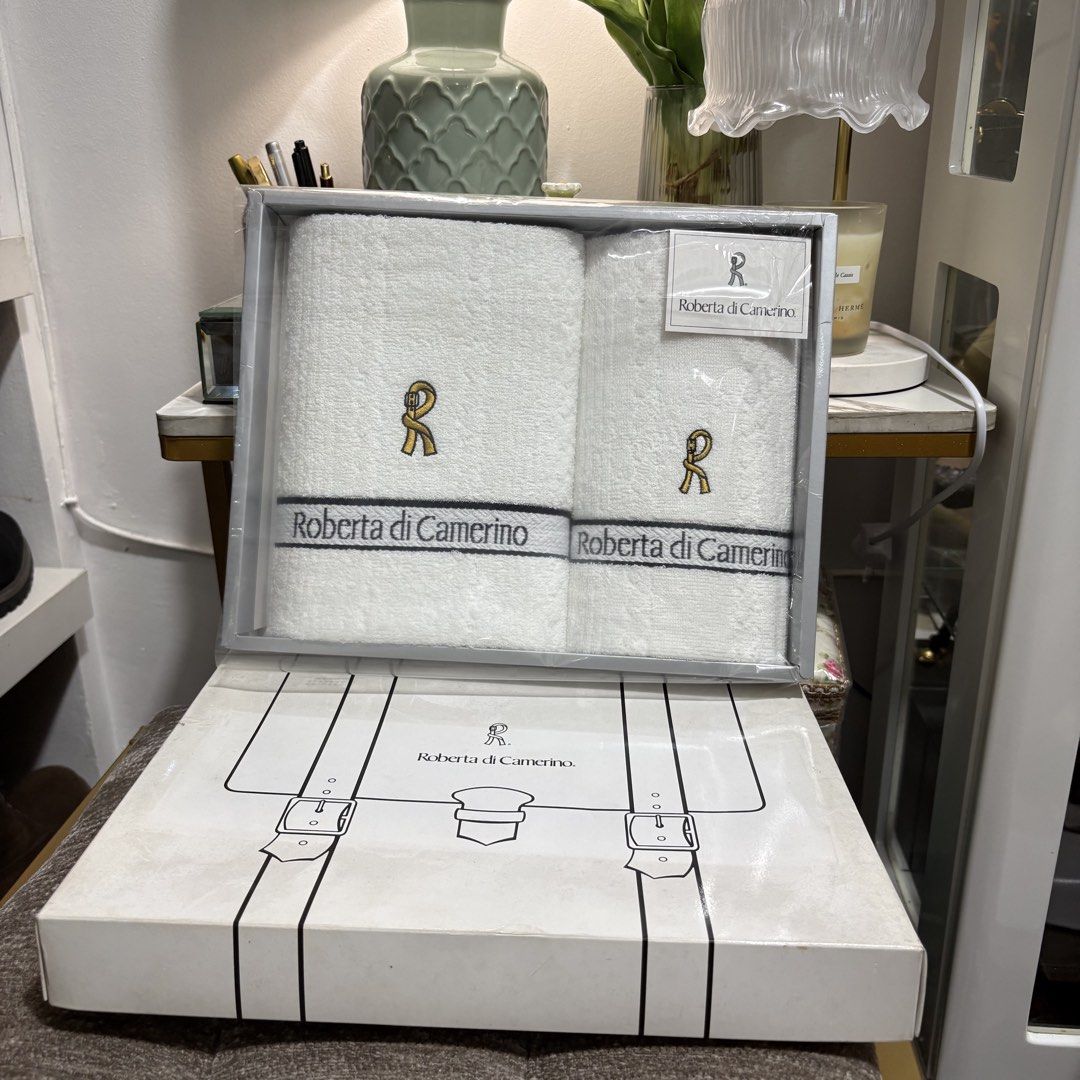 Authentic Roberta di Camerino White Long Face Towel gift Set (Category: Towels, Napkins & Holders) located in Binangonan. Submitted by makoleksyon (Listing ID 1465047973, Image 1). Description: Brand new Not used With box Bought in Japan 💯% Authentic Money back guarantee .