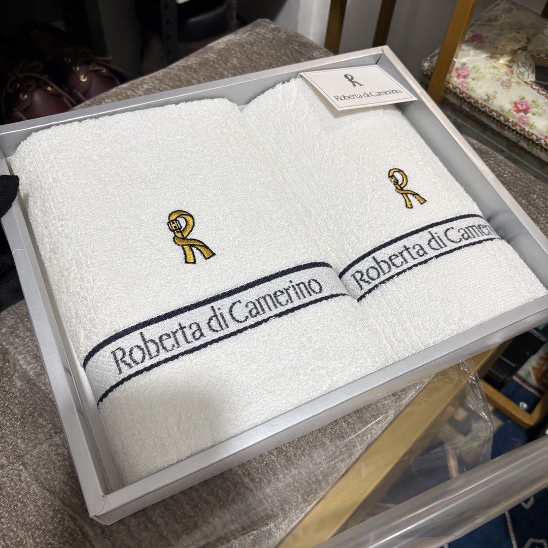 Authentic Roberta di Camerino White Long Face Towel gift Set (Category: Towels, Napkins & Holders) located in Binangonan. Submitted by makoleksyon (Listing ID 1465047973, Image 2). Description: Brand new Not used With box Bought in Japan 💯% Authentic Money back guarantee .