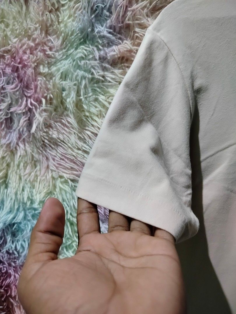 AUTHENTIC Uniqlo UT x KAWS "SHARE" Companion (Category: Tshirts & Polo Shirts ) located in Palo. Submitted by ubnathrifteez (Listing ID 1462381024, Image 3). Description: Dimes : L27W19 Condition : EXCELLENT Color Rate :9/10 Issue : NASA LAST PICK MAY MANTSA O RUST STAIN KAYA PA NAMAN TANGGALIN.
