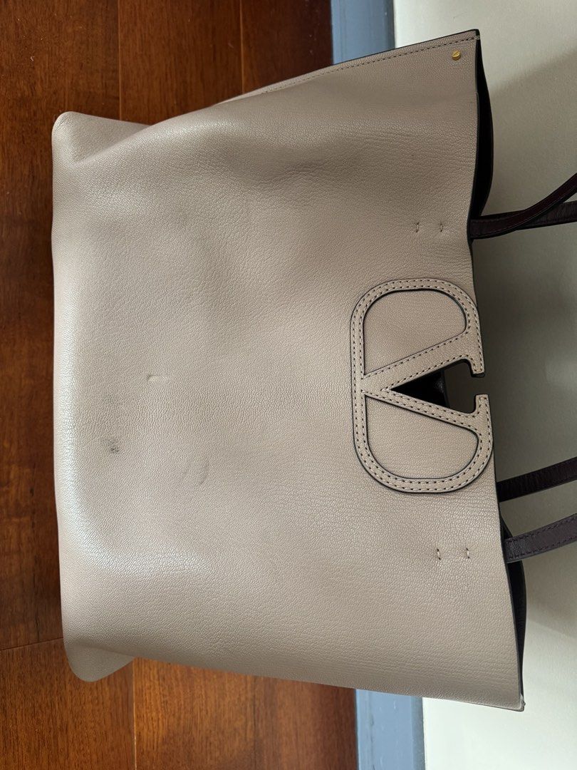 AUTHENTIC VALENTINO tote bag (Category: Tote Bags) located in Quezon City. Submitted by lrski (Listing ID 1464984245, Image 2). Description: .