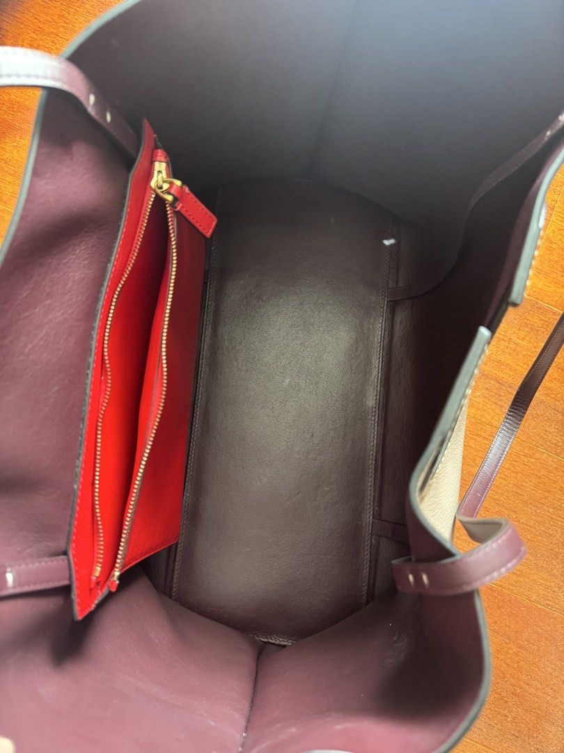 AUTHENTIC VALENTINO tote bag (Category: Tote Bags) located in Quezon City. Submitted by lrski (Listing ID 1464984245, Image 3). Description: .