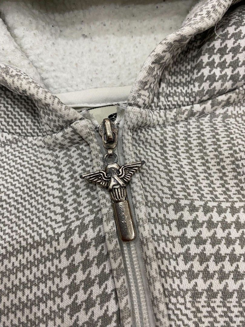 Avirex Full Zip Hoodie (Category: Hoodies) located in Cavite. Submitted by six_thrift.ph (Listing ID 1465066208, Image 3). Description: 27x26.5 Flaws: 3 pjnholes, Dirt stains 850 + sf Dasmariñas, Cavite.