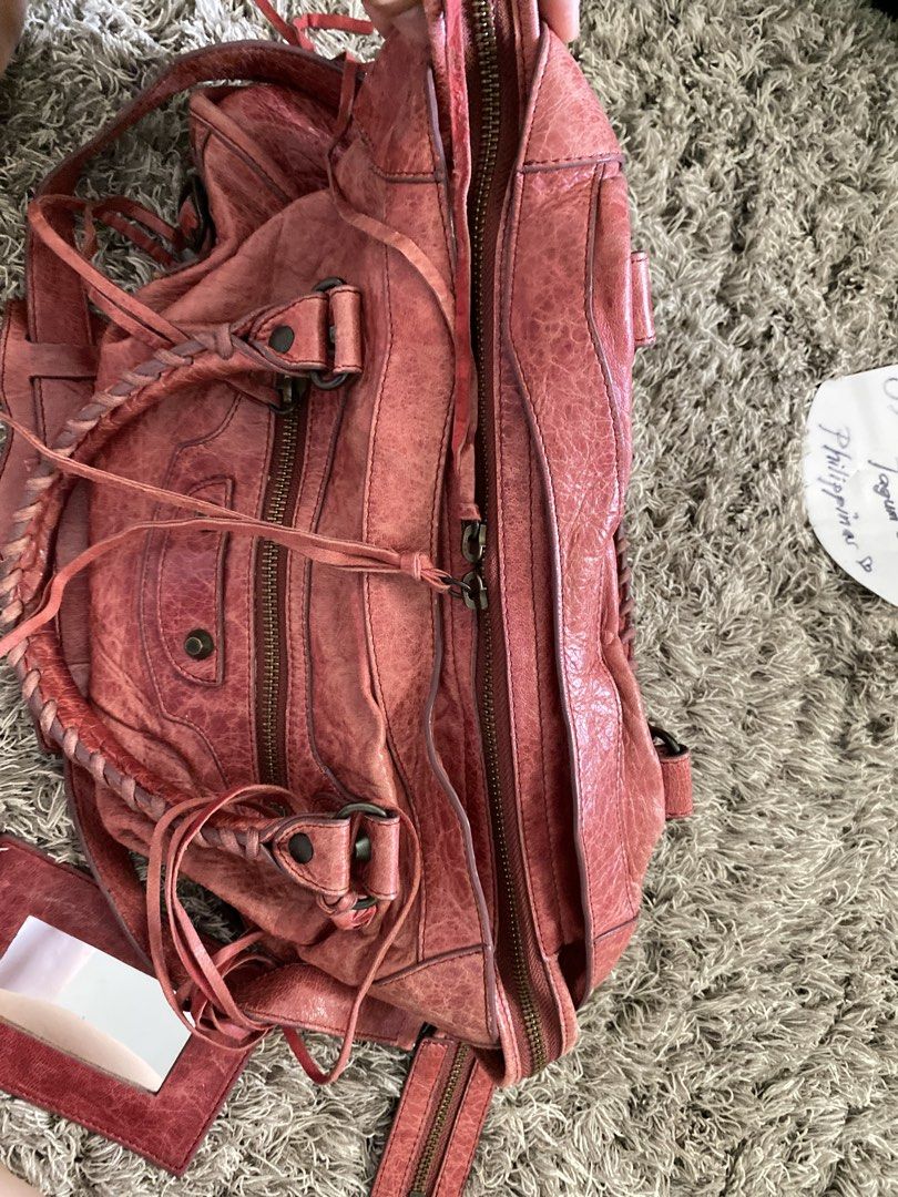 Balen city (Category: Luxury Bags & Wallets) located in Tagum. Submitted by amarasluxbag (Listing ID 1464987965, Image 3). Description: Ganda ng leather neto parang vintage Matibay With sign of use ,may faded at rubs sa corners at cracks sa rubber coat Super ganda gamitin very comfy Ykk zippers.