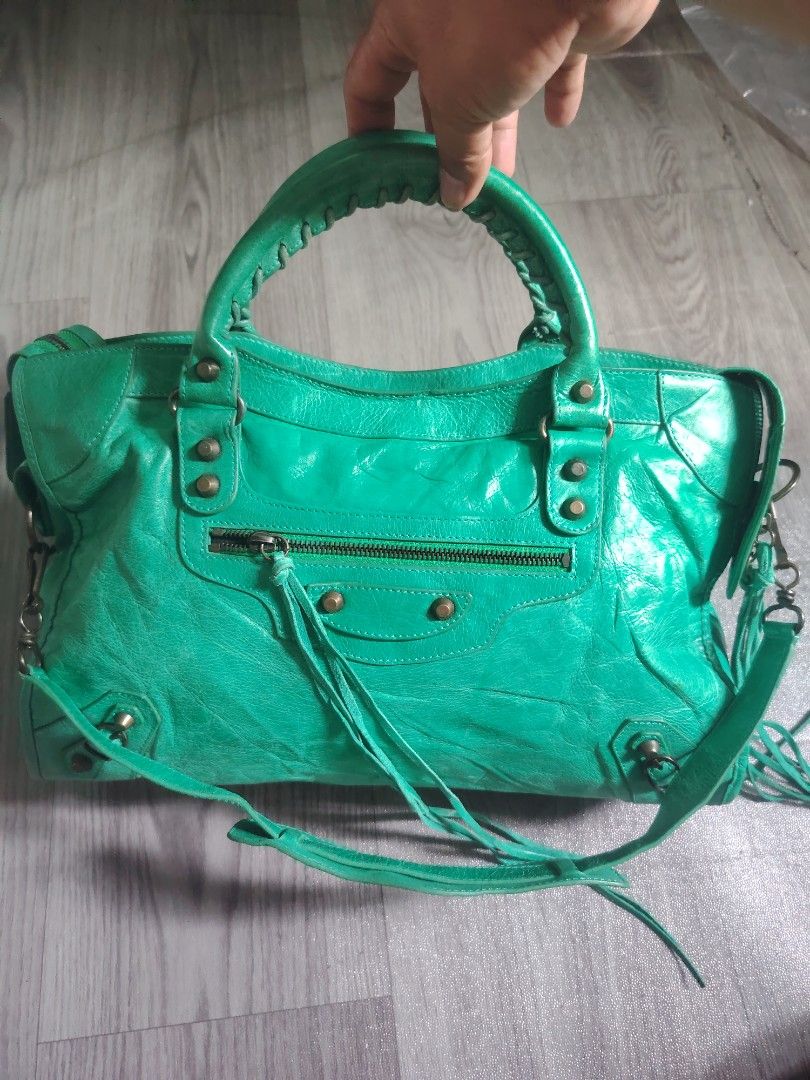 Balenciaga city (Category: Shoulder Bags) located in Manila. Submitted by del96 (Listing ID 1465003108, Image 1). Description: Missing mirror.