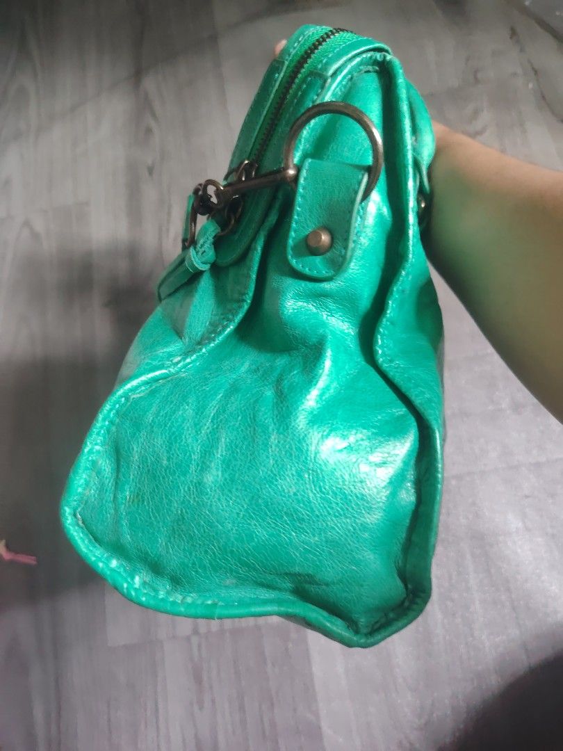 Balenciaga city (Category: Shoulder Bags) located in Manila. Submitted by del96 (Listing ID 1465003108, Image 3). Description: Missing mirror.