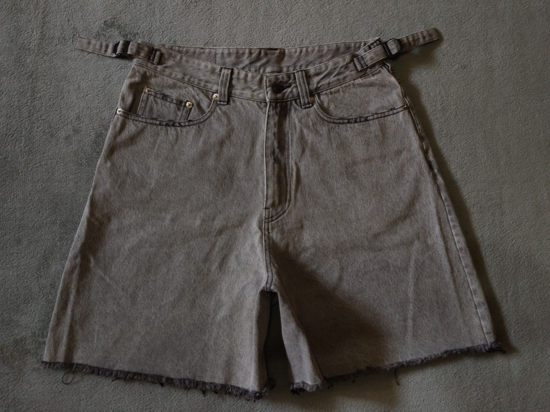 BALENCIAGA SHORT (Category: Luxury Apparel) located in Lipa City. Submitted by france01825 (Listing ID 1464979826, Image 3). Description: .