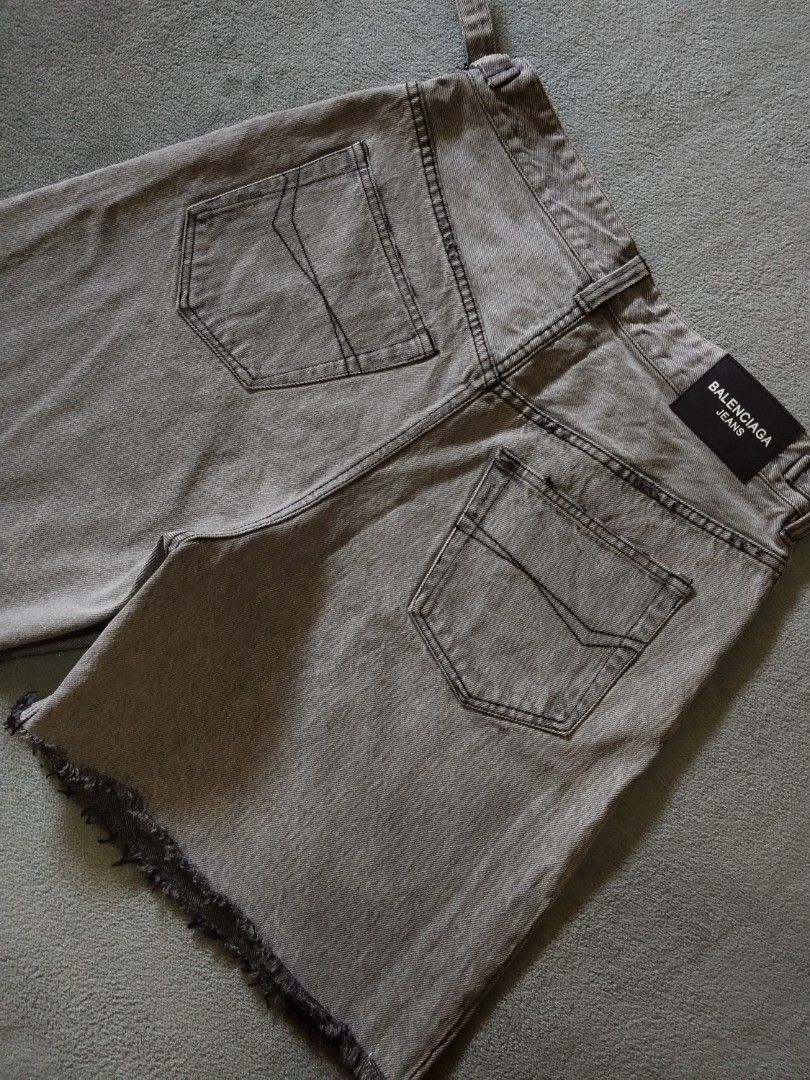 BALENCIAGA SHORT (Category: Luxury Apparel) located in Lipa City. Submitted by france01825 (Listing ID 1464979826, Image 2). Description: .
