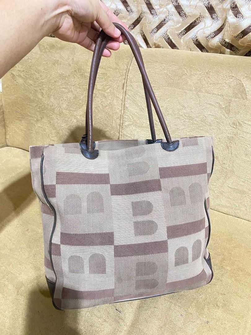 BALLY TOTE (Category: Shoulder Bags) located in Dumaguete. Submitted by camillaolshoppe2 (Listing ID 1465043591, Image 2). Description: Authentic Bally Vintage Coded made in Italy Signs of usage.