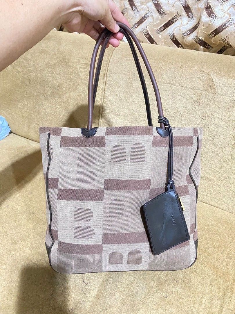 BALLY TOTE (Category: Shoulder Bags) located in Dumaguete. Submitted by camillaolshoppe2 (Listing ID 1465043591, Image 1). Description: Authentic Bally Vintage Coded made in Italy Signs of usage.