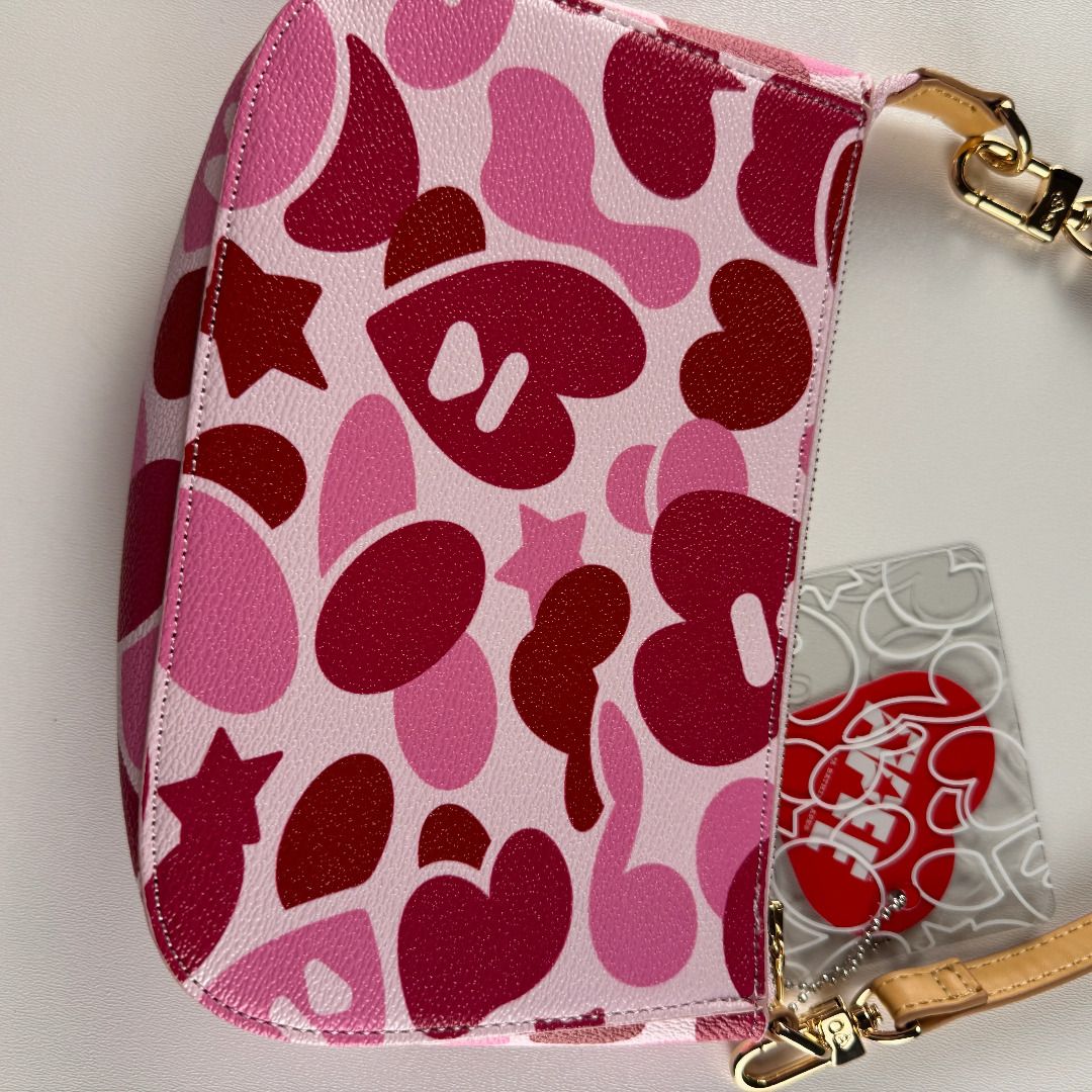 BAPE apee Pink Camo Bag (Category: Shoulder Bags) located in San Fernando. Submitted by fynder (Listing ID 1465160952, Image 3). Description: BAPE apee Pink Camo Bag Auth with Tags 💬 DM for more Photos or Size Chart 📦 Fast processing (Air cargo freight) 💬 More drops daily on IG: @fynder1 🔒 Buyer protection through Carousell — shop with confidence .