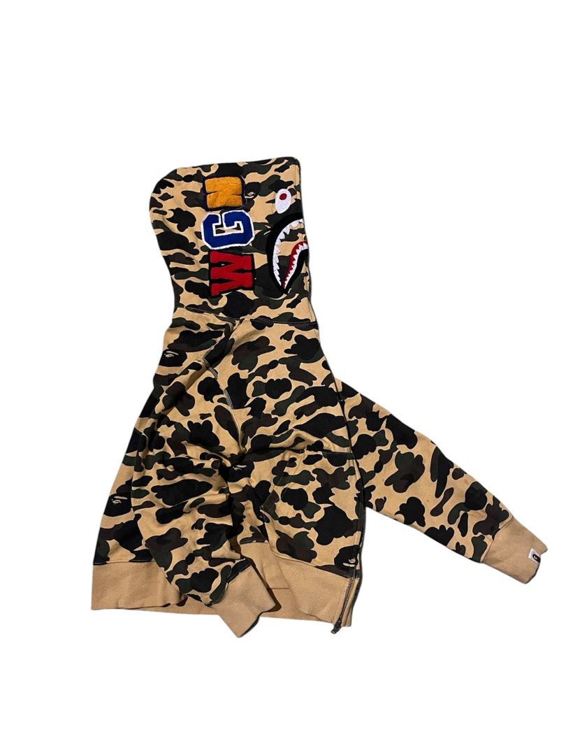 Bapeshark hoodie (Category: Coats, Jackets and Outerwear) located in Nagcarlan. Submitted by nashfrias (Listing ID 1465113727, Image 3). Description: Size small 22x23.