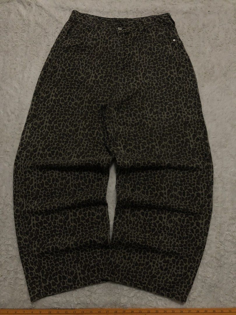Barrel jeans animal print (Category: Jeans) located in Canaman. Submitted by thriftmoboss (Listing ID 1465001483, Image 2). Description: 📌BAGGY JEANS ANIMAL PRINT cotton 100% Hard denim 90% MADE IN China🇨🇳 W-32 L- 42 T-13. 5 Hem-11 As new condition✅ No issue Price:850🏷 ‎ ‎•✅PLUS SHIPPING FEE (+75) ‎•🔵MOP: G CASH ‎•🟥COURIER: JnT ‎•📍LOC:Magsaysay, Naga city ,Camarines Sur 🌫️.