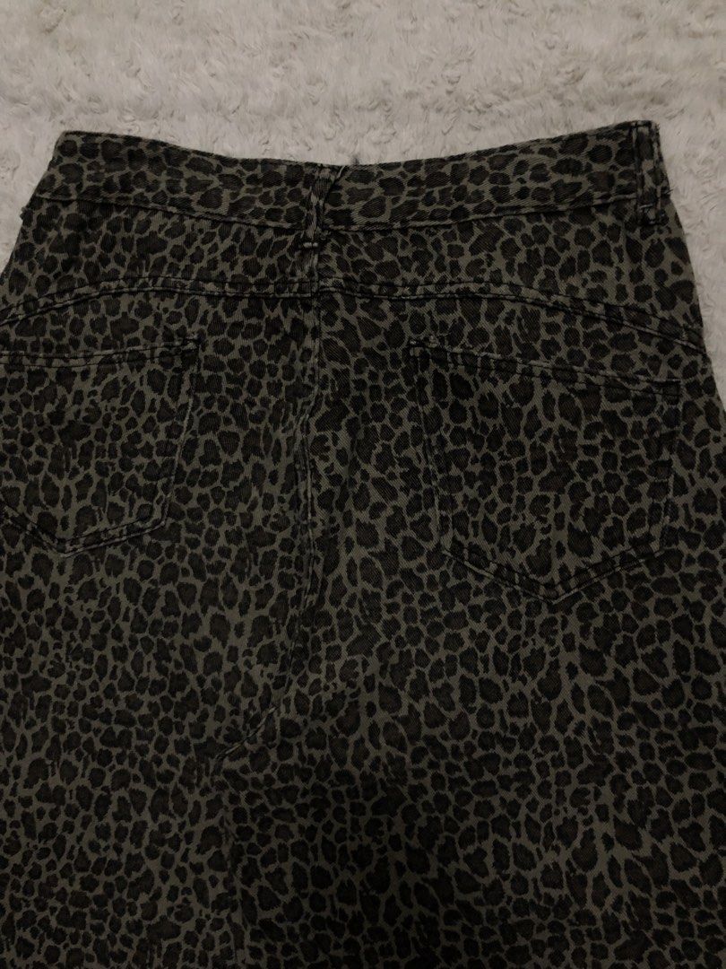 Barrel jeans animal print (Category: Jeans) located in Canaman. Submitted by thriftmoboss (Listing ID 1465001483, Image 3). Description: 📌BAGGY JEANS ANIMAL PRINT cotton 100% Hard denim 90% MADE IN China🇨🇳 W-32 L- 42 T-13. 5 Hem-11 As new condition✅ No issue Price:850🏷 ‎ ‎•✅PLUS SHIPPING FEE (+75) ‎•🔵MOP: G CASH ‎•🟥COURIER: JnT ‎•📍LOC:Magsaysay, Naga city ,Camarines Sur 🌫️.