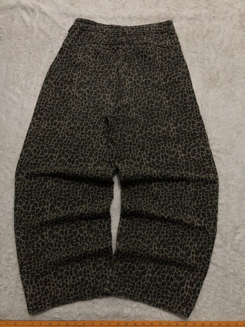 Barrel jeans animal print (Category: Jeans) located in Canaman. Submitted by thriftmoboss (Listing ID 1465001483, Image 1). Description: 📌BAGGY JEANS ANIMAL PRINT cotton 100% Hard denim 90% MADE IN China🇨🇳 W-32 L- 42 T-13. 5 Hem-11 As new condition✅ No issue Price:850🏷 ‎ ‎•✅PLUS SHIPPING FEE (+75) ‎•🔵MOP: G CASH ‎•🟥COURIER: JnT ‎•📍LOC:Magsaysay, Naga city ,Camarines Sur 🌫️.