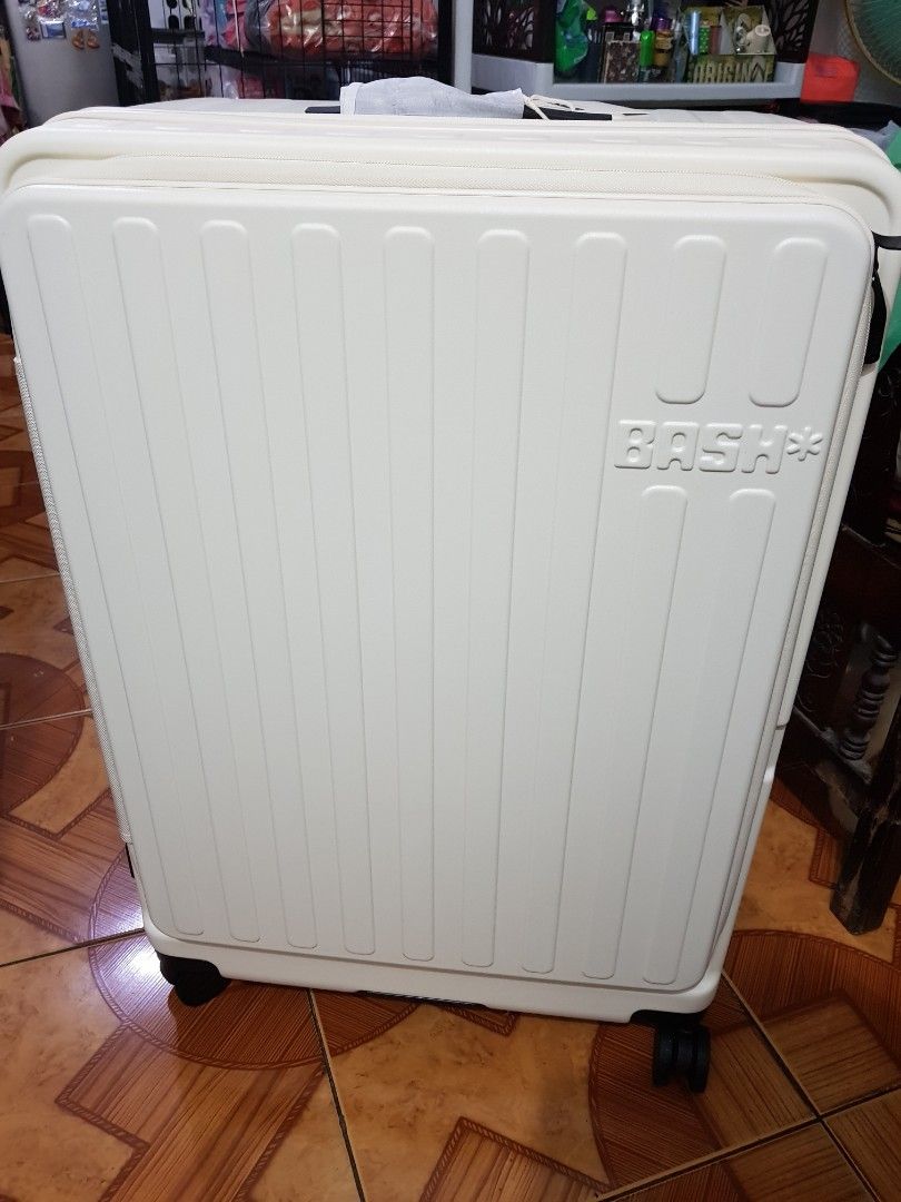 Bash luggage Large (Category: Looking For) located in Manila. Submitted by delgreg (Listing ID 1464976727, Image 1). Description: brandnew gagamitin mo na lang kasama na rin ang box niya..