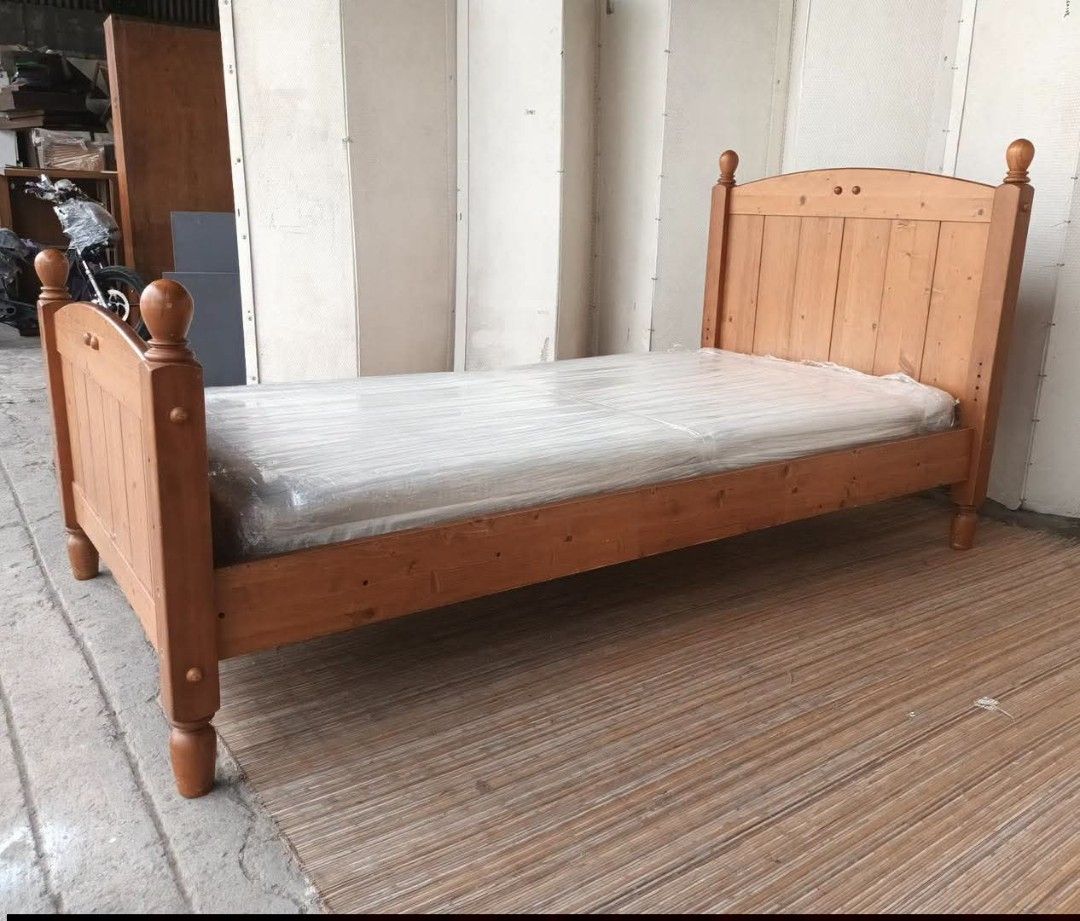 Bed Set (Category: Bed Frames & Mattresses) located in Meycauayan. Submitted by marygracecasimiro (Listing ID 1465088842, Image 1). Description: Solid Pine Wooden BedFrame Premium 6” Mattress L41 x W82 Price: 10,900💜💜.