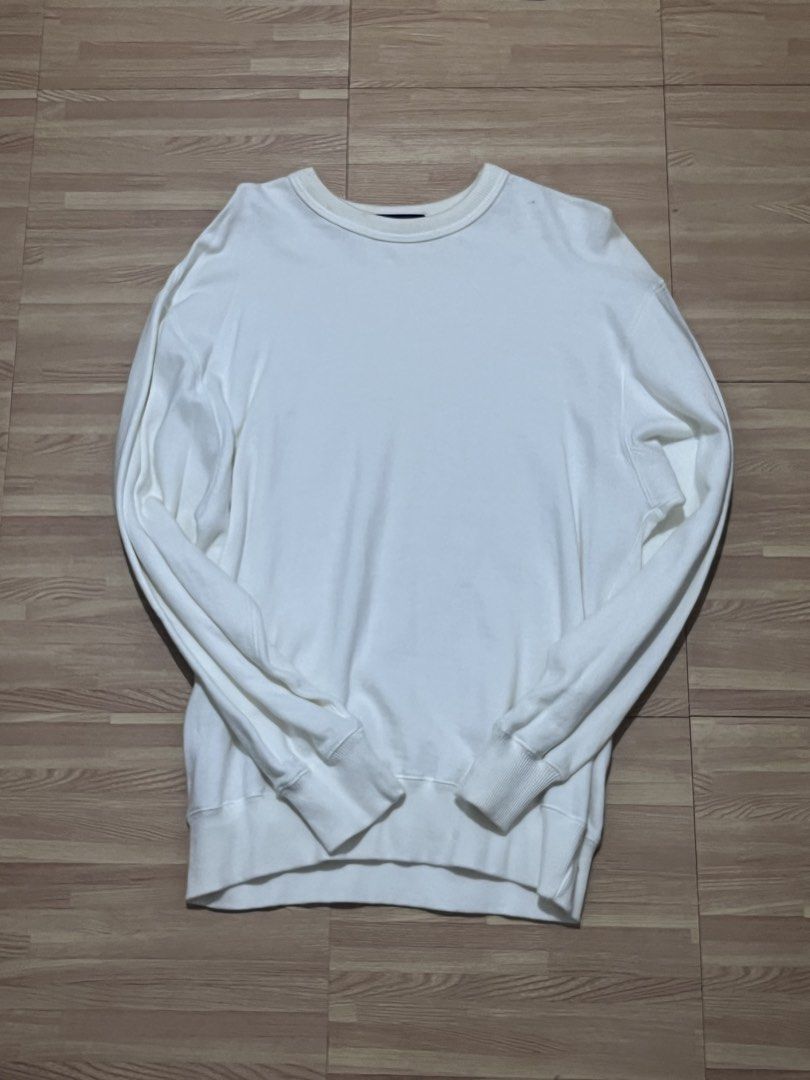 Bernard Hill White Long Sleeves Sweatshirt (Category: Hoodies) located in Imus. Submitted by justinelouis (Listing ID 1465100888, Image 1). Description: Location: Imus, Cavite.