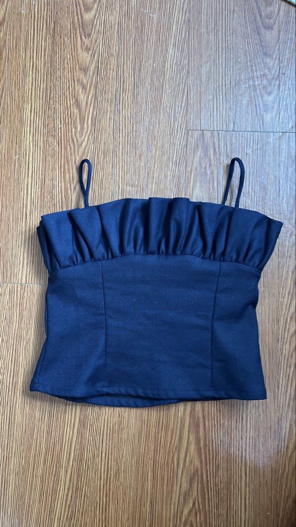 Beyond Collective Coral Top (Navy, XS) (Category: Sleeveless) located in Manila. Submitted by d.rosie844 (Listing ID 1464982941, Image 1). Description: 📍Quezon City 📍For shipment / Meet up Size XS Color Navy Like New .