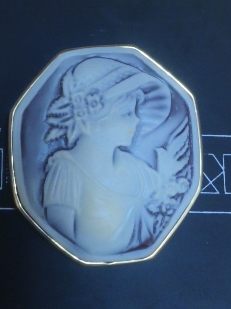 Big Cameo BROOCH (Category: Brooches) located in Manila. Submitted by du_1661 (Listing ID 1465036219, Image 1). Description: .