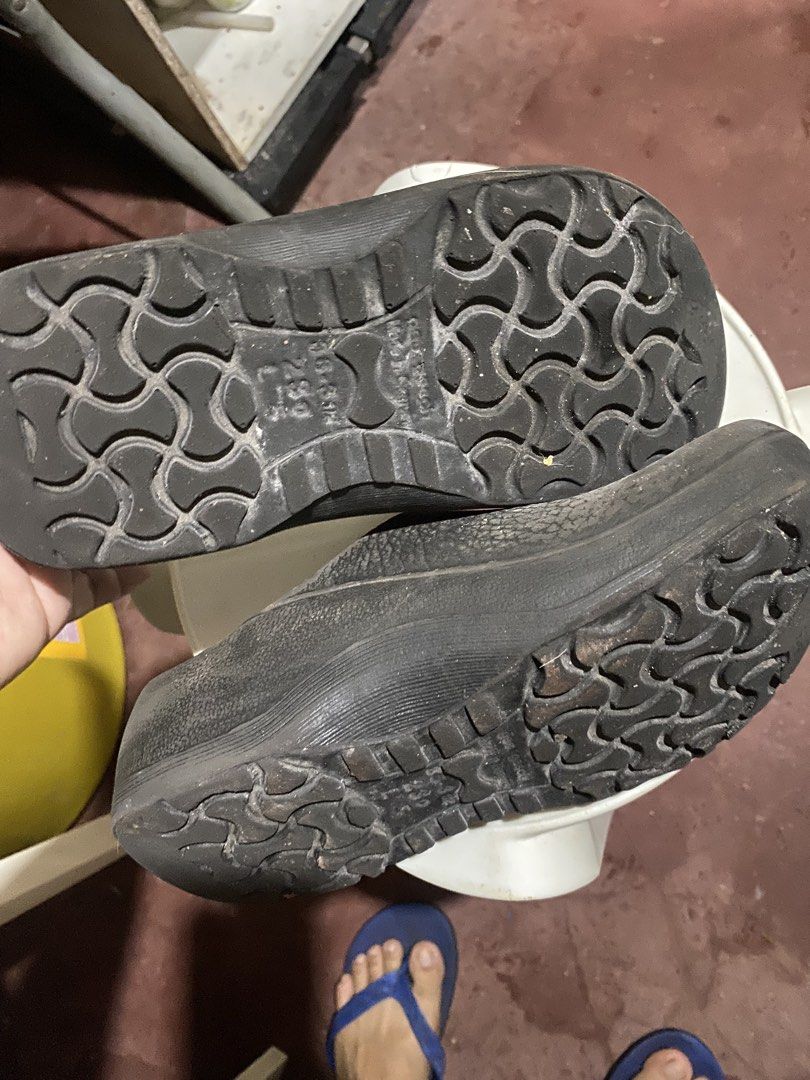 Birki's Black Clogs Size 36-37 (Category: Slippers and slides) located in Manila. Submitted by applemint011 (Listing ID 1465047385, Image 3). Description: - Brand: Birki's - Style: Slip-on clogs - Color: Black - Size: 36-37 / 230 - Material: Textured outer with rubber soles and grip tread - Condition: Pre-owned with dust, lint, and wear on footbeds and outsoles; needs a good clean.