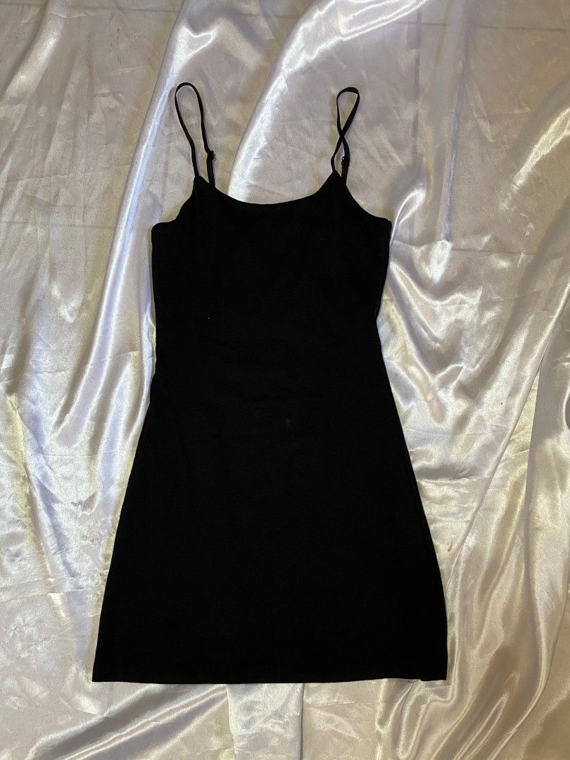 Black adjustable strap cami tank top basic staple (Category: Sleeveless) located in Roxas City. Submitted by xyddvs (Listing ID 1465114533, Image 2). Description: xs to s inspo photo .