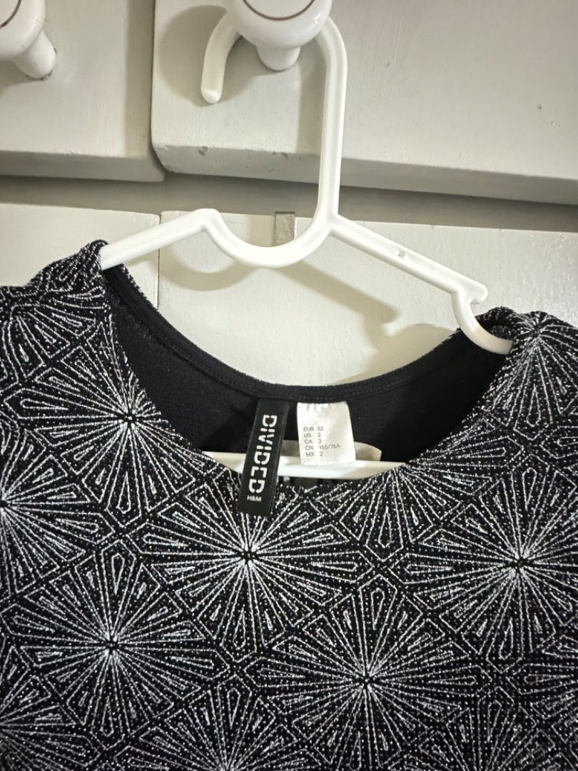 Black and silver starburst pattern long sleeve dress (Category: Dresses) located in Manila. Submitted by tamcloset960 (Listing ID 1465099170, Image 2). Description: Black long sleeve dress covered in silver starburst prints. Fitted cut through the body, hits above the knee. Round neckline. Stretchy knit fabric with tiny sparkle threads woven right in. Lightweight and easy to throw on for a night out..