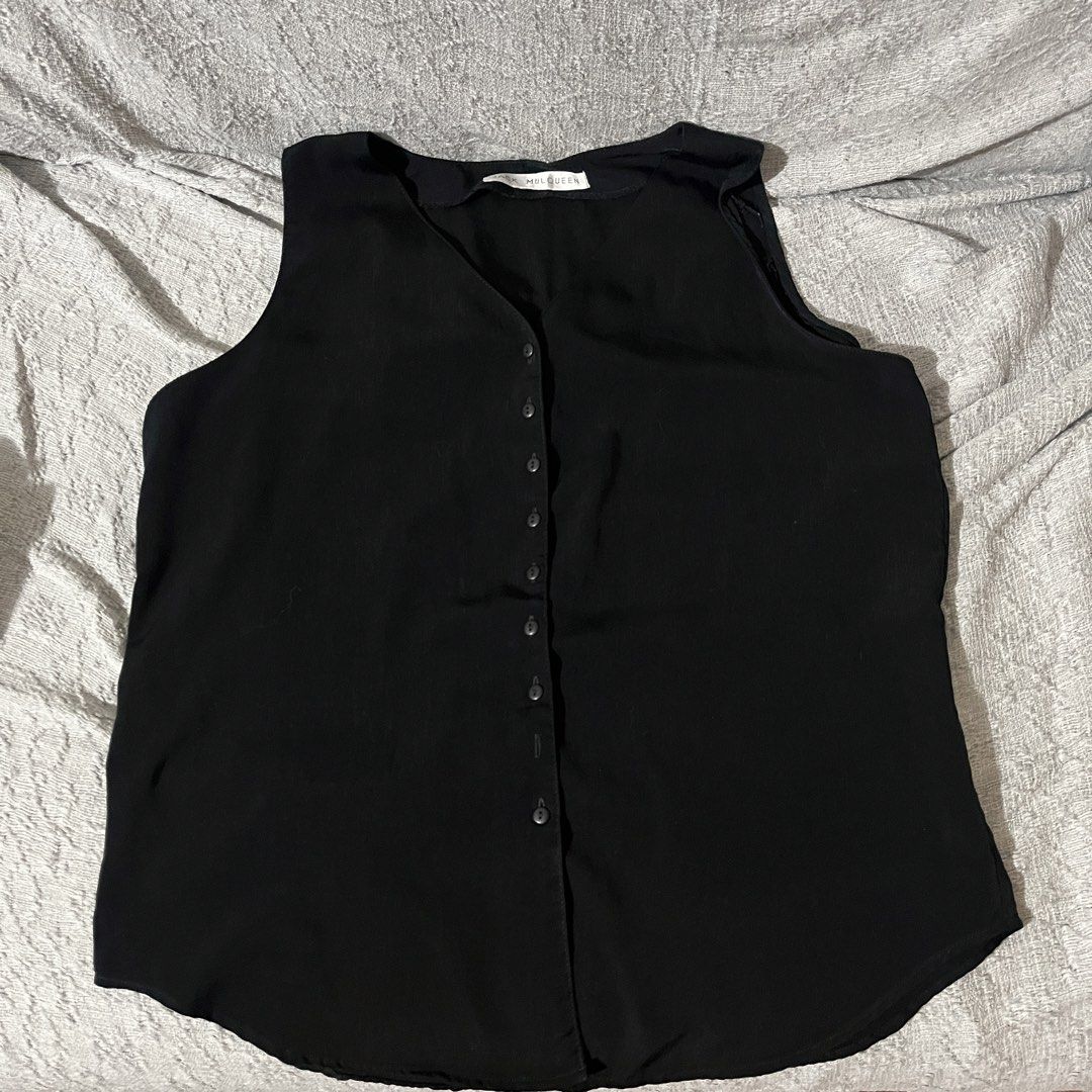 Black Button-Down Sleeveless Blouse (Category: Blouses) located in Mandaluyong City. Submitted by sza.sells (Listing ID 1465013278, Image 1). Description: - Brand: Jack Mulqueen - Color: Classic Black - Style: Sleeveless blouse with V-neckline and full front button closure - Design: Flattering curved hem - Material: Lightweight and breathable fabric - Versatility: Perfect basic piece for the office, smart-casual days, or layering under blazers an