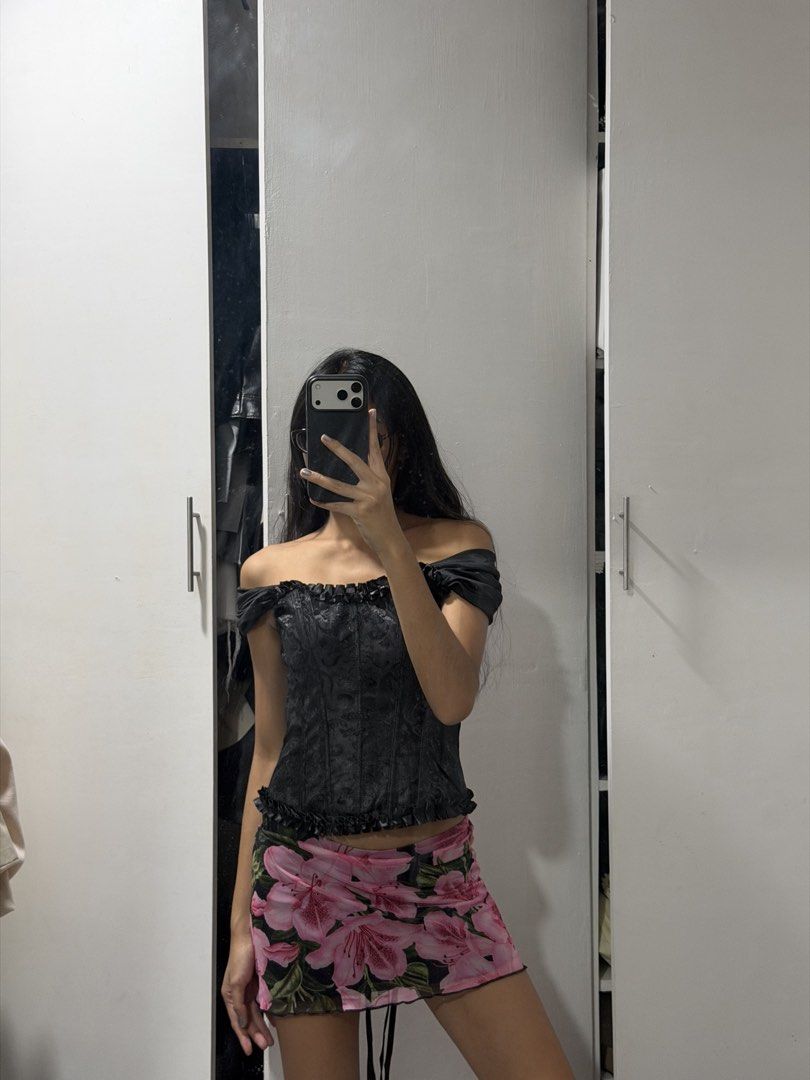 Black corset floral satin (Category: Sleeveless) located in Pasig City. Submitted by miss_abuelita (Listing ID 1465113779, Image 3). Description: .