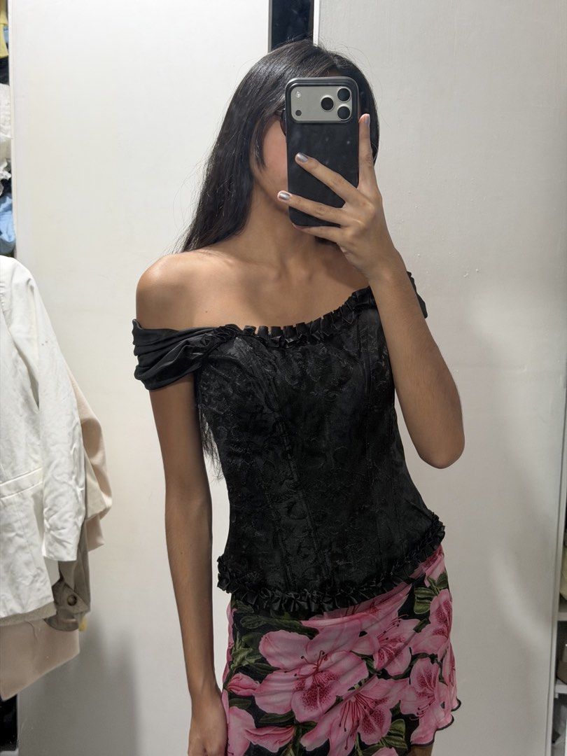 Black corset floral satin (Category: Sleeveless) located in Pasig City. Submitted by miss_abuelita (Listing ID 1465113779, Image 1). Description: .