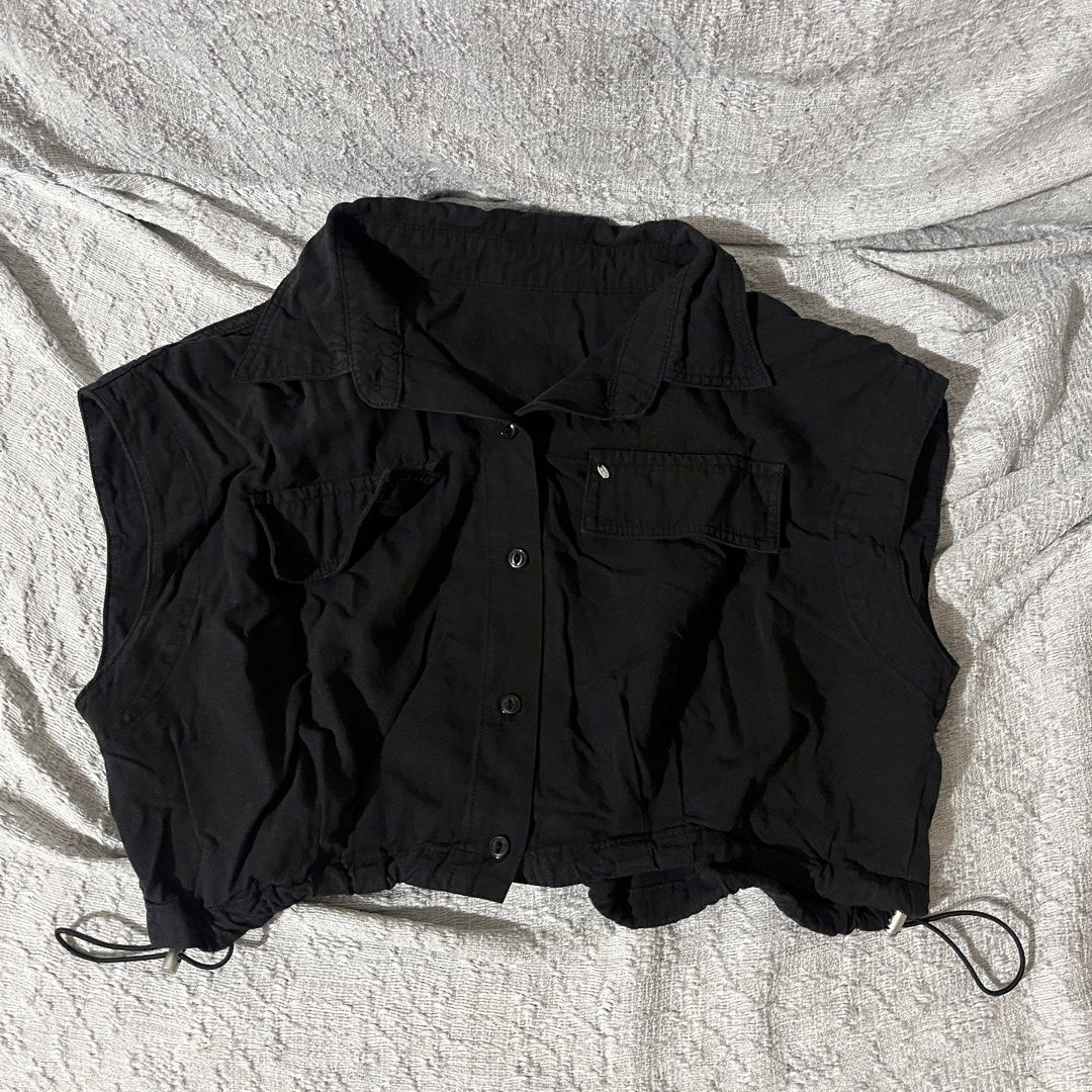 Black Cropped Polo with Notch (Category: Sleeveless) located in Mandaluyong City. Submitted by sza.sells (Listing ID 1465013157, Image 1). Description: .