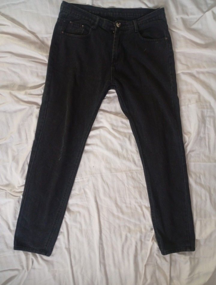 Black Denim Pants (Category: Jeans) located in Santa Maria. Submitted by itsmacmacky (Listing ID 1465160089, Image 1). Description: Black Denim Pants Color: Faded Black / Washed Black Waist: 33 Style: Straight cut, high / mid waist Details: 5 pockets, button & zip closure, thick denim Condition: Good.