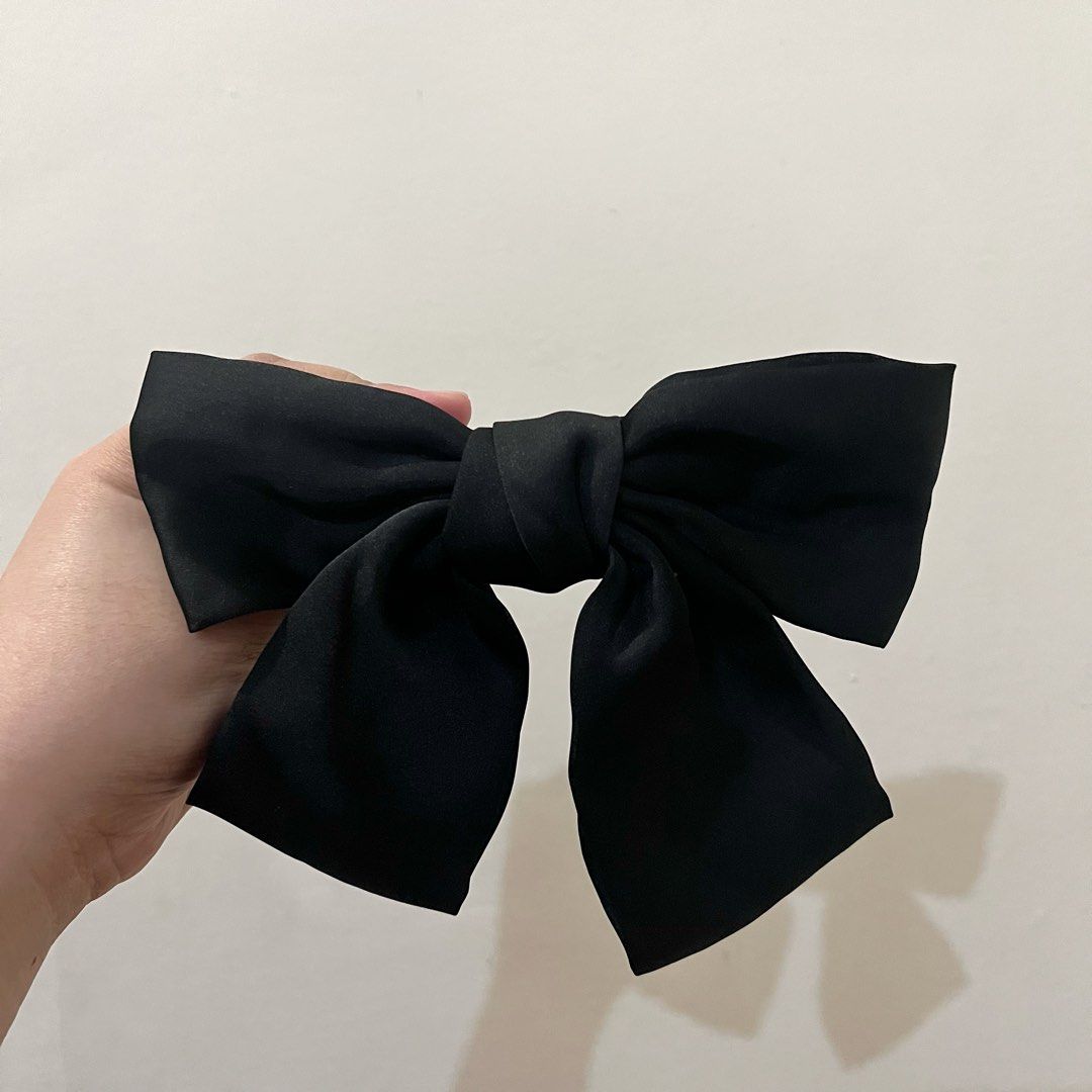 Black Hair Bow Clip Handmade (Category: Hair Accessories) located in San Pedro. Submitted by rainyydayy (Listing ID 1465114824, Image 1). Description: - Color: Classic solid black - Material: High-quality fabric with metal barrette closure - Features: Sturdy and smooth clasp mechanism with handmade lettering stamped on the back - Versatile: Perfect for everyday styles, half-up dos, and matches any outfit.