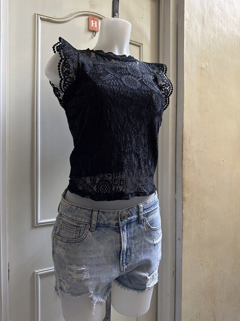Black Lace Cap Sleeve Top S -Semi M (Category: Sleeveless) located in Calapan. Submitted by shakalak (Listing ID 1465008470, Image 1). Description: Black lace top with intricate floral patterns throughout. Cap sleeves feature scalloped edges. Sheer fabric at the upper chest and shoulders. Pair it with denim shorts or a patterned skirt for a casual day out. Great versatile piece for your wardrobe. Small -Semi Medium.
