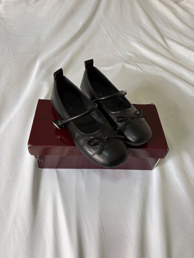 Black Mary Jane Ballet Flats (Category: Flats & Sandals) located in Bambang. Submitted by gigisells_ (Listing ID 1465148538, Image 1). Description: size 24.5cm used once excellent condition .