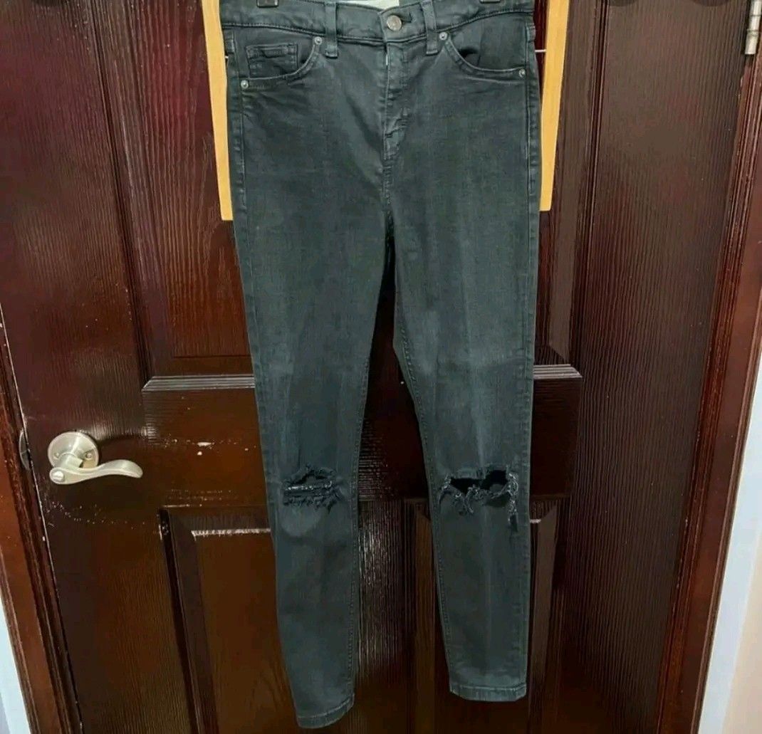 Black pants (Category: Jeans) located in Manila. Submitted by safewhale-01f4 (Listing ID 1465085524, Image 1). Description: top shop pants black stretch small like new.
