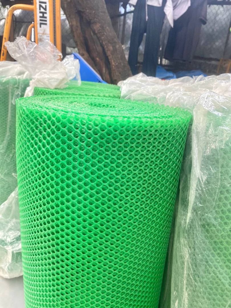 Black Plastic chicken mesh specs : 8mmx3ftx50mtrs (Category: Other Home Furniture) located in Manila. Submitted by ramoseliza33488 (Listing ID 1465016097, Image 1). Description: .