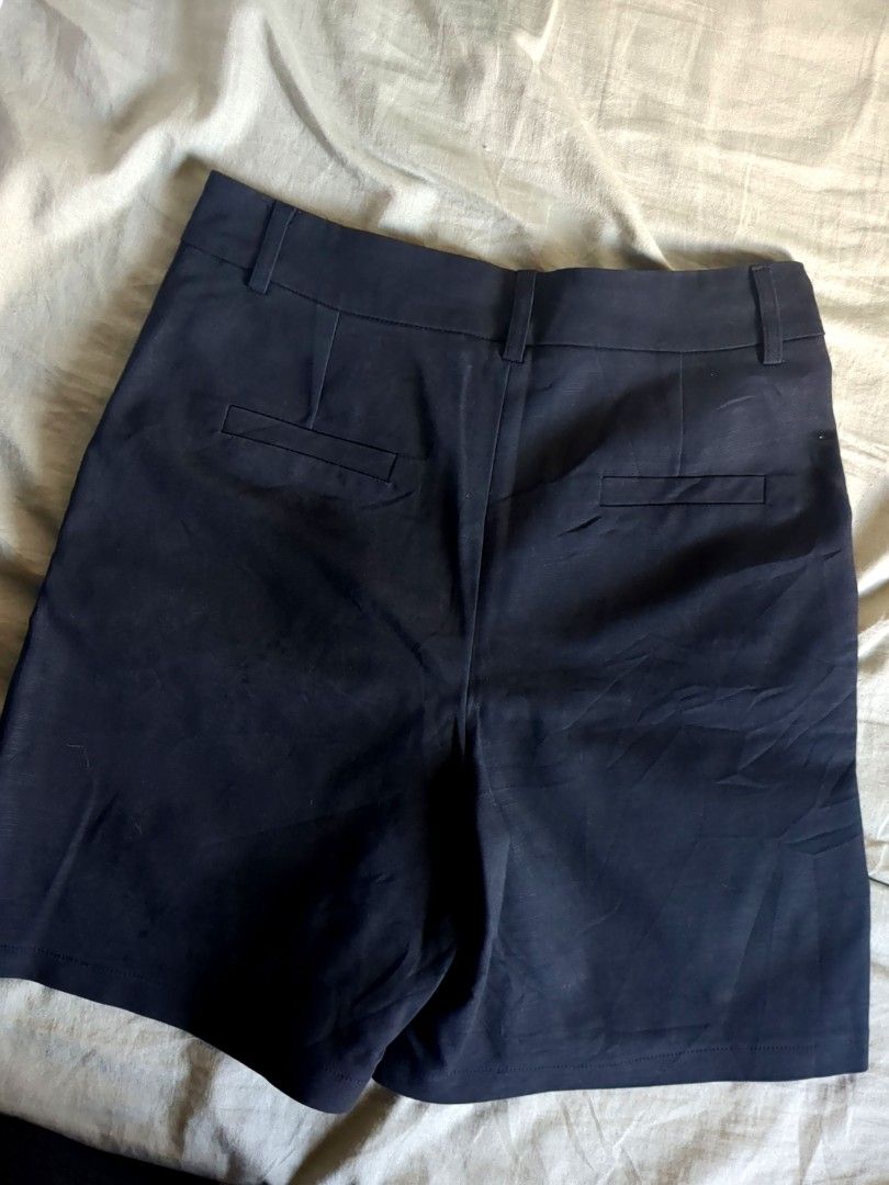 Black shorts (Category: Shorts) located in Manila. Submitted by chocolateparfait (Listing ID 1465029888, Image 2). Description: Waist - 28-30 inches Length - 18 inches.