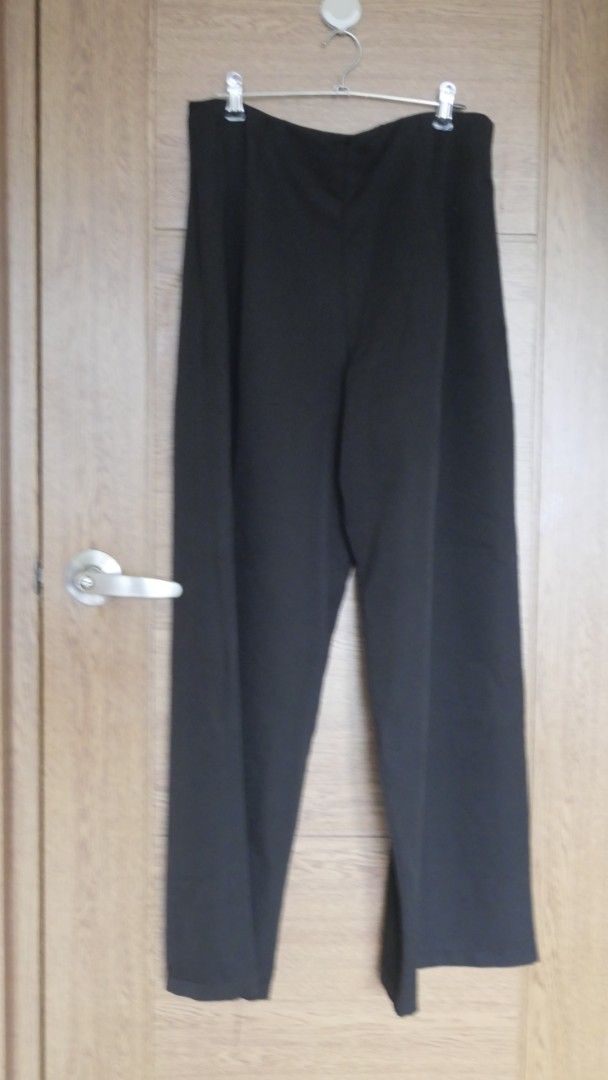 Black Trousers Straight Leg Pants (Category: Jeans) located in Taguig. Submitted by spaula76 (Listing ID 1465008481, Image 2). Description: - Color: Solid black - Fit: Straight leg, standard length, flat front - Style: Clean minimalist, versatile for work or casual days - Details: Smooth fabric, secure waist closure with zipper - Easy pairing: Goes well with blouses or basic tees.