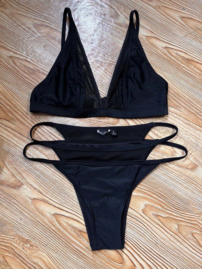 Black two piece swimsuit (Category: Bikinis & Swimsuits) located in San Jacinto. Submitted by kellysthrift_ (Listing ID 1464980974, Image 1). Description: Swimsuit black two piece Small size .